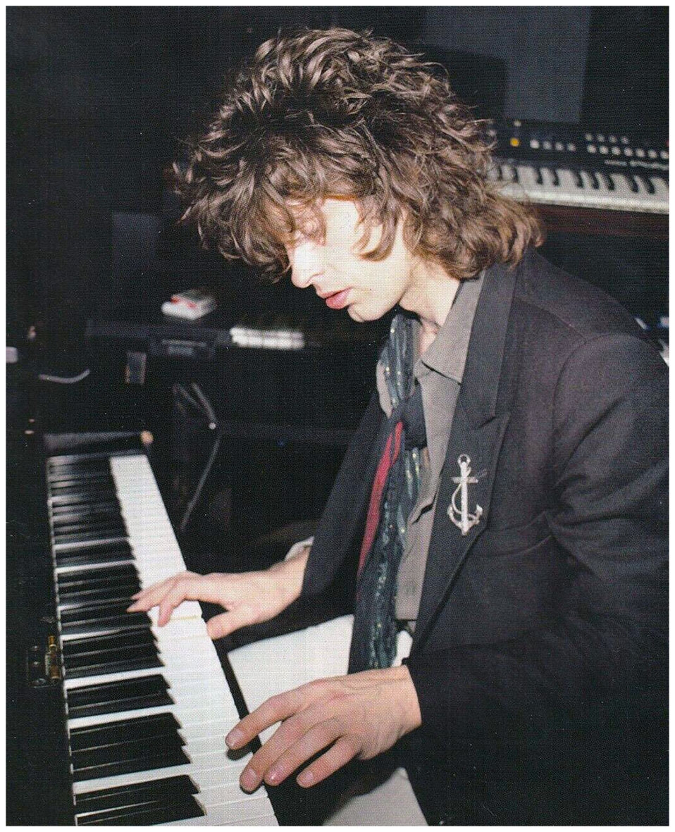 mike_playing_piano_1985